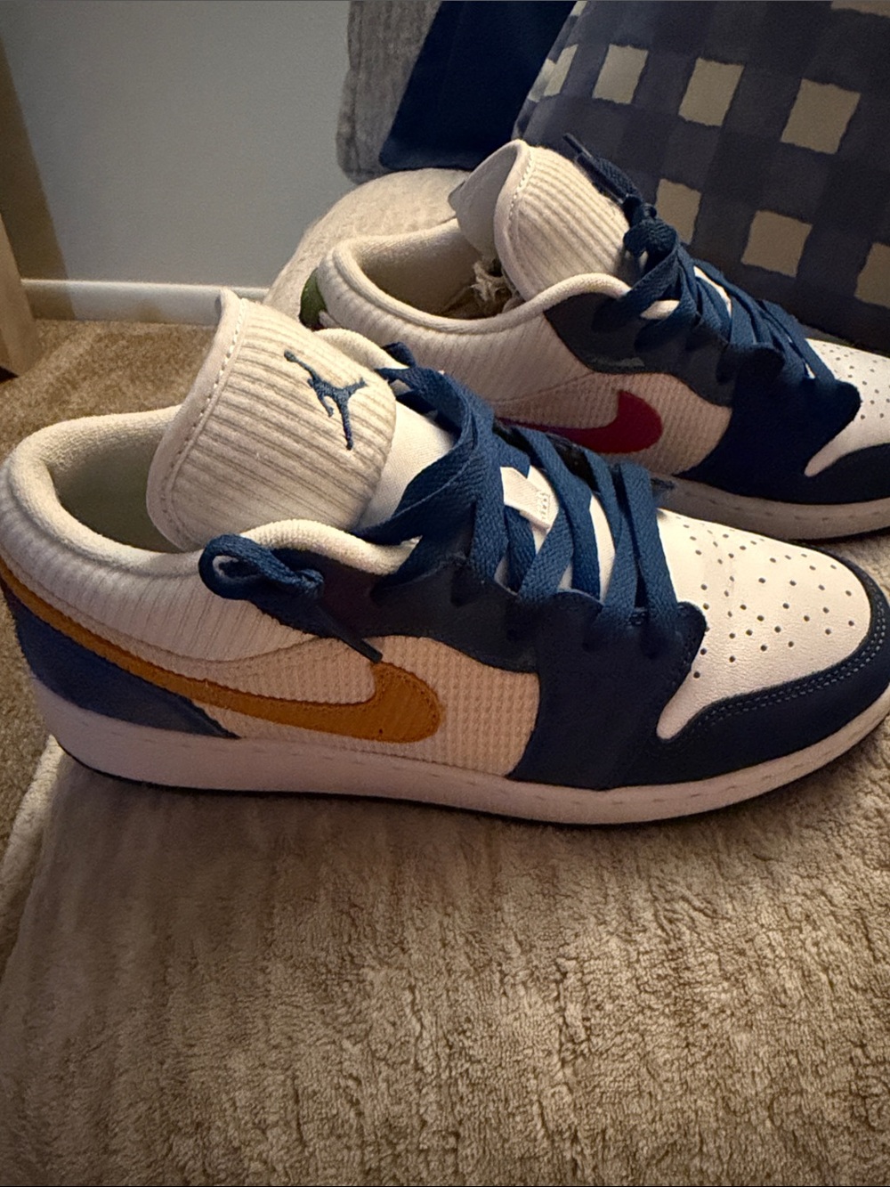 Jordan kids Low-Top Sneakers in White, Navy, Gold & Red DR6960 400